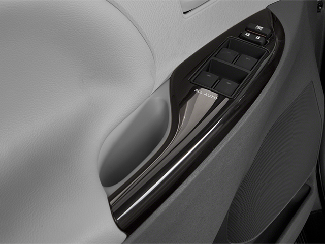 2014 Toyota Sienna XLE V6 8 Passenger