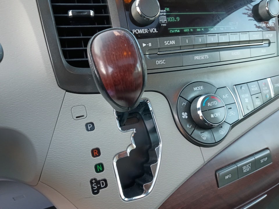 2014 Toyota Sienna XLE V6 8 Passenger