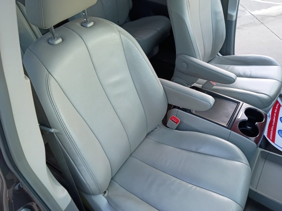 2014 Toyota Sienna XLE V6 8 Passenger