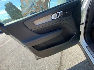 2024 Volvo XC40 B5 Ultimate Bright Theme