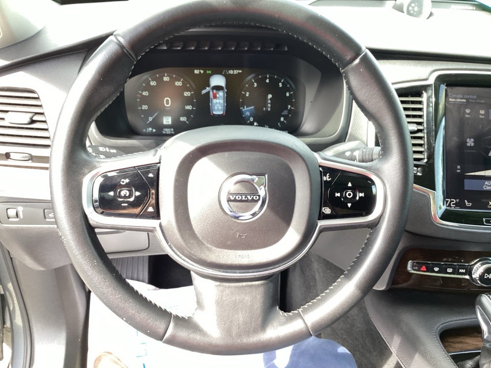 2016 Volvo XC90 T6 Momentum