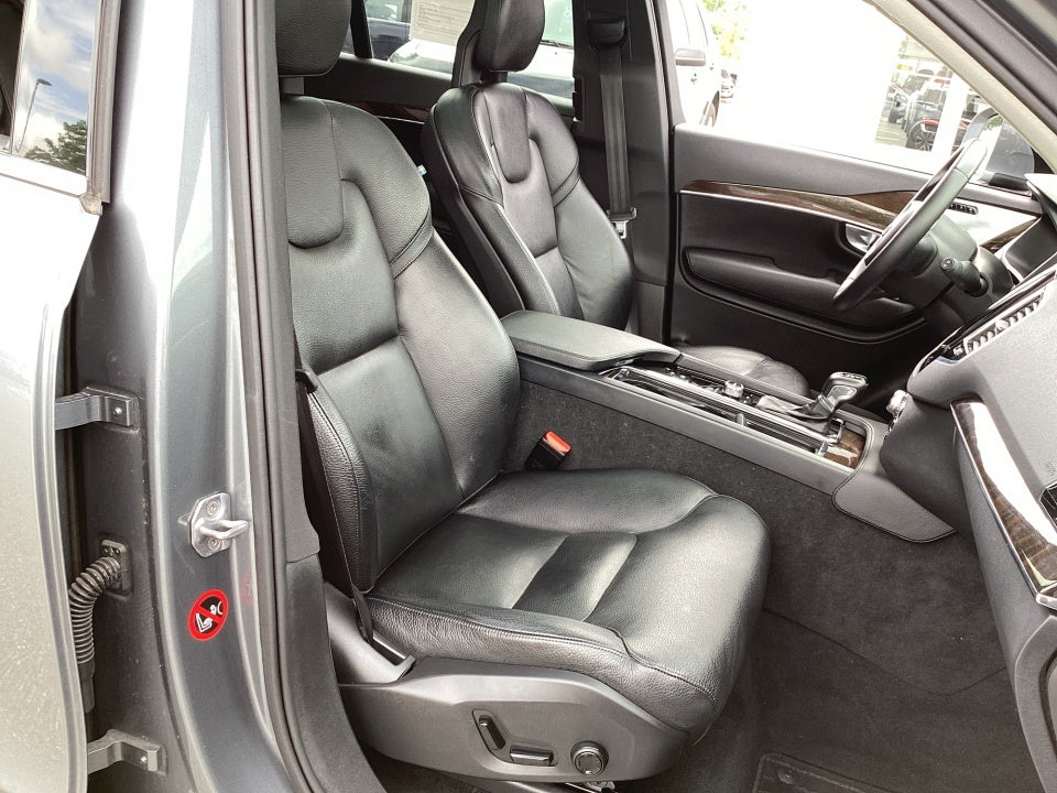 2016 Volvo XC90 T6 Momentum