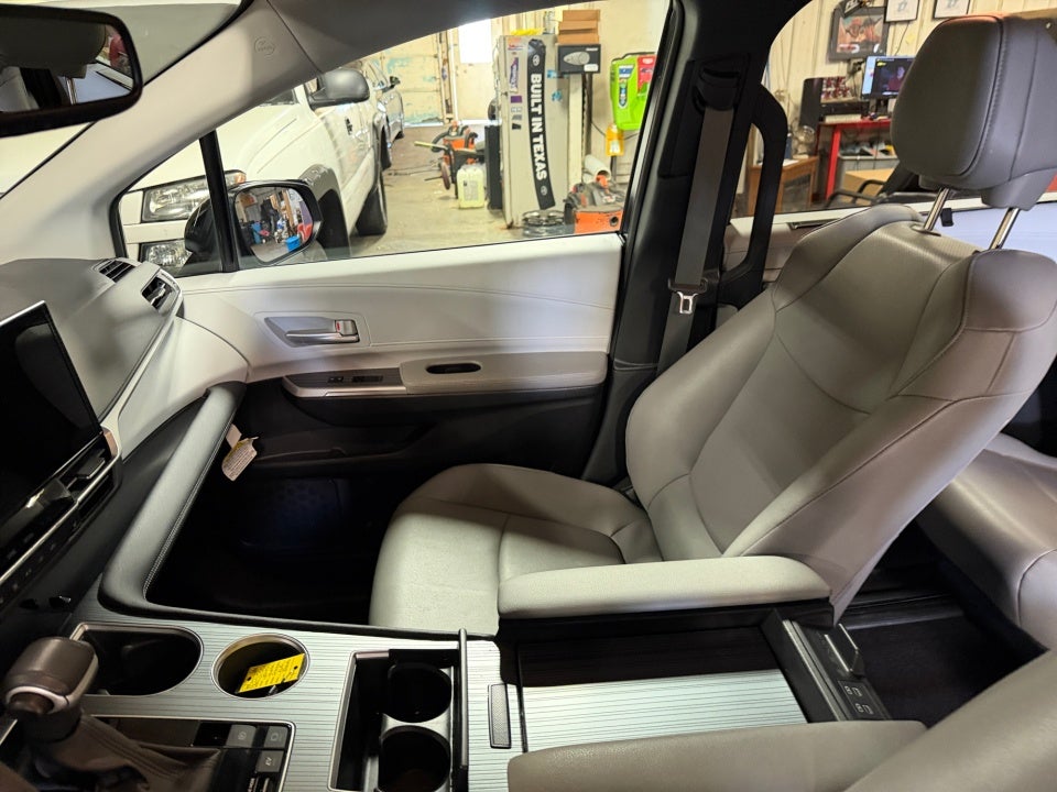 2025 Toyota Sienna XLE 8 Passenger