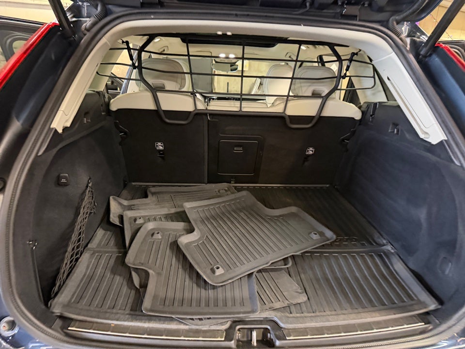 2025 Volvo XC60 Plug-In Hybrid Ultra, T8 AWD Electric/Gasoline, Dark