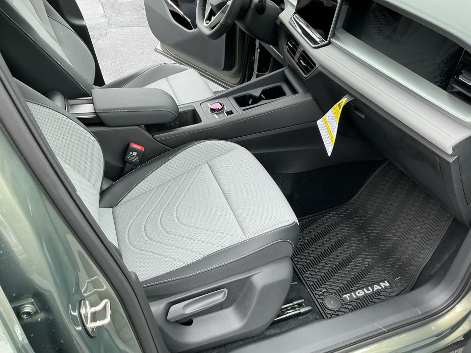 2025 Volkswagen Tiguan SE R-Line Black
