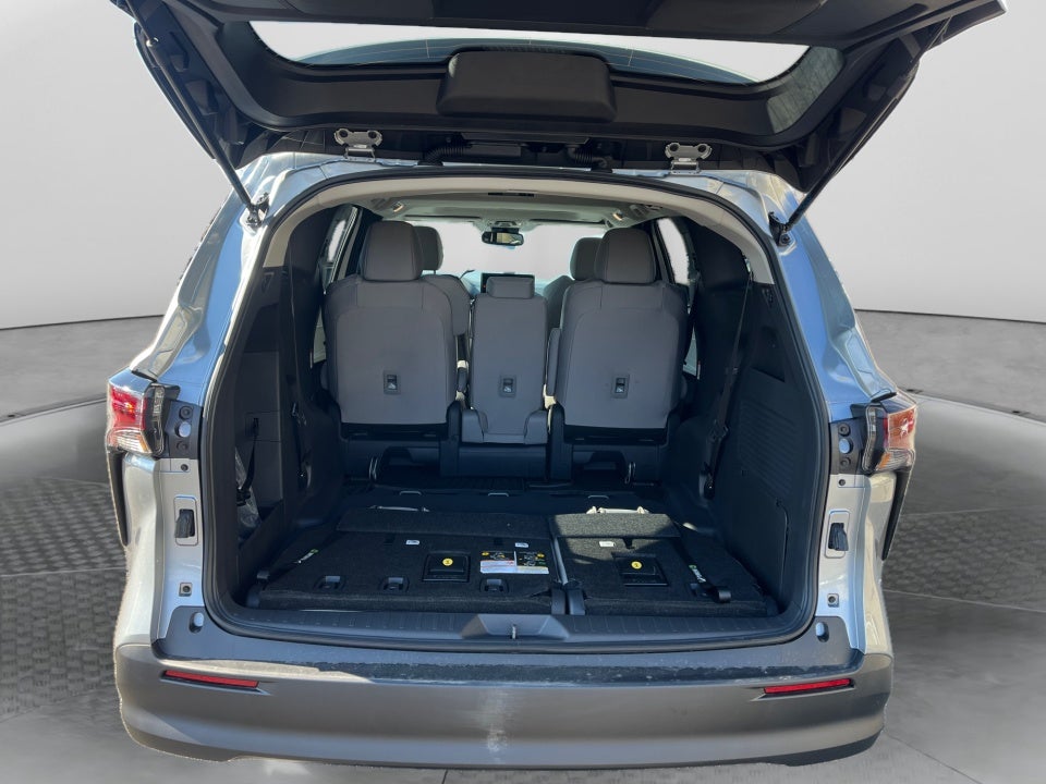 2025 Toyota Sienna LE