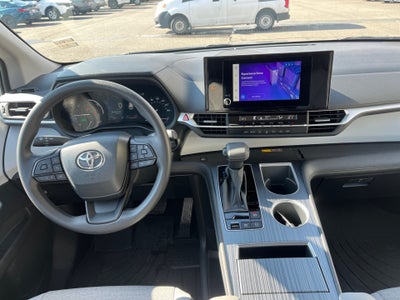2025 Toyota Sienna LE