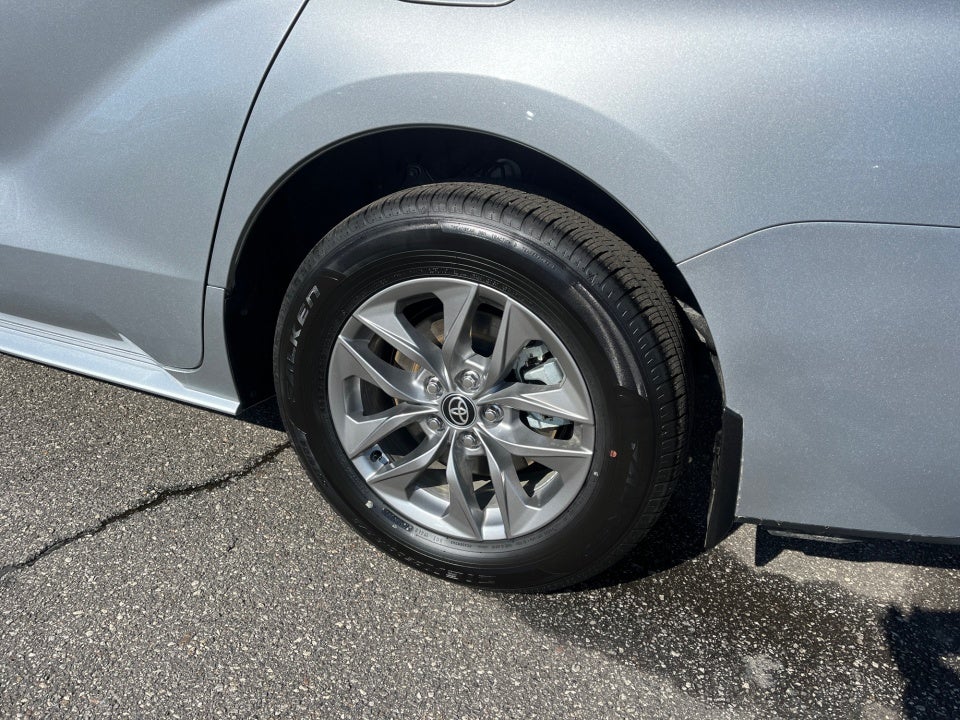 2025 Toyota Sienna LE