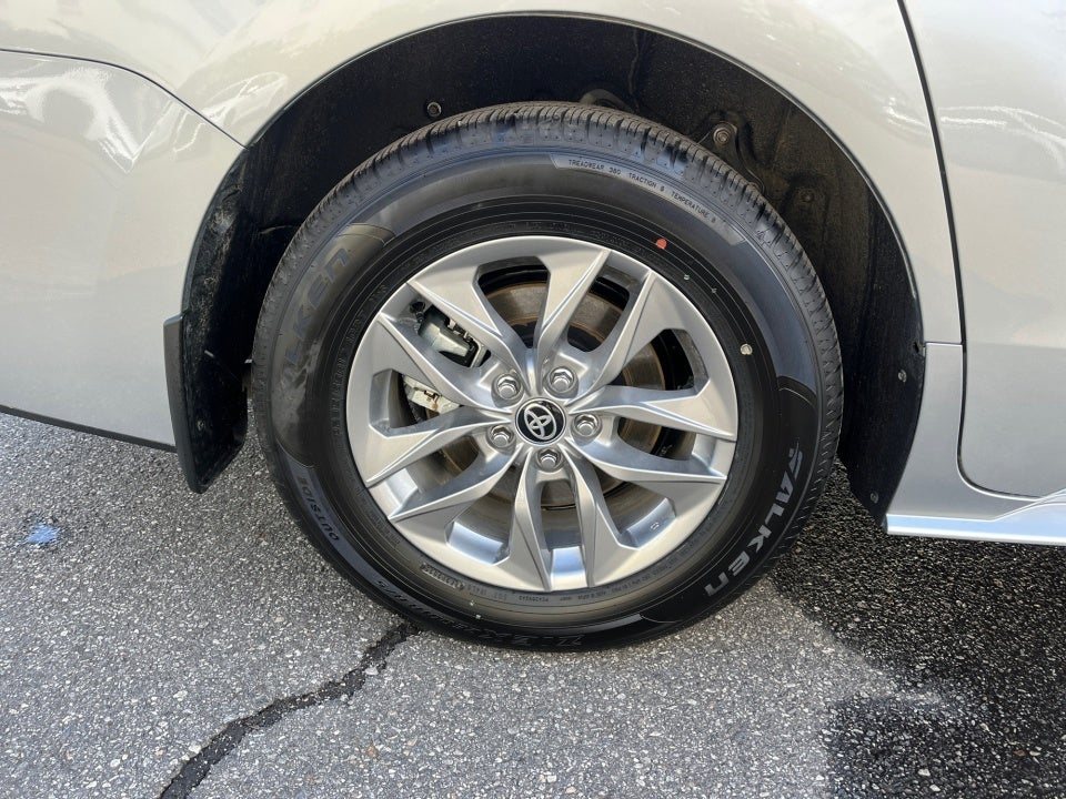 2025 Toyota Sienna LE