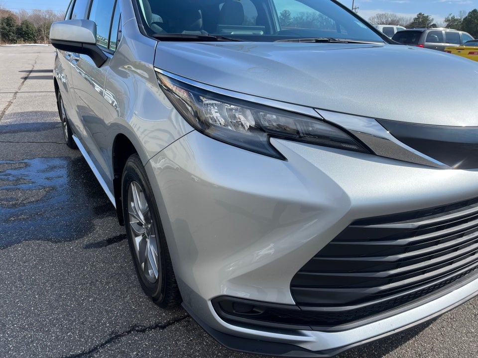 2025 Toyota Sienna LE