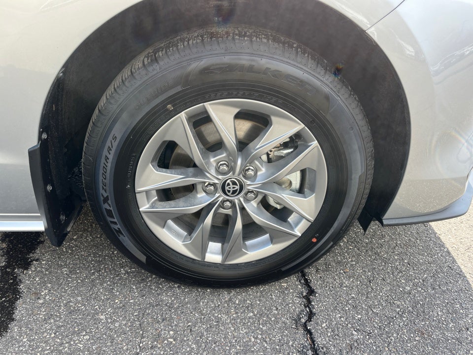 2025 Toyota Sienna LE