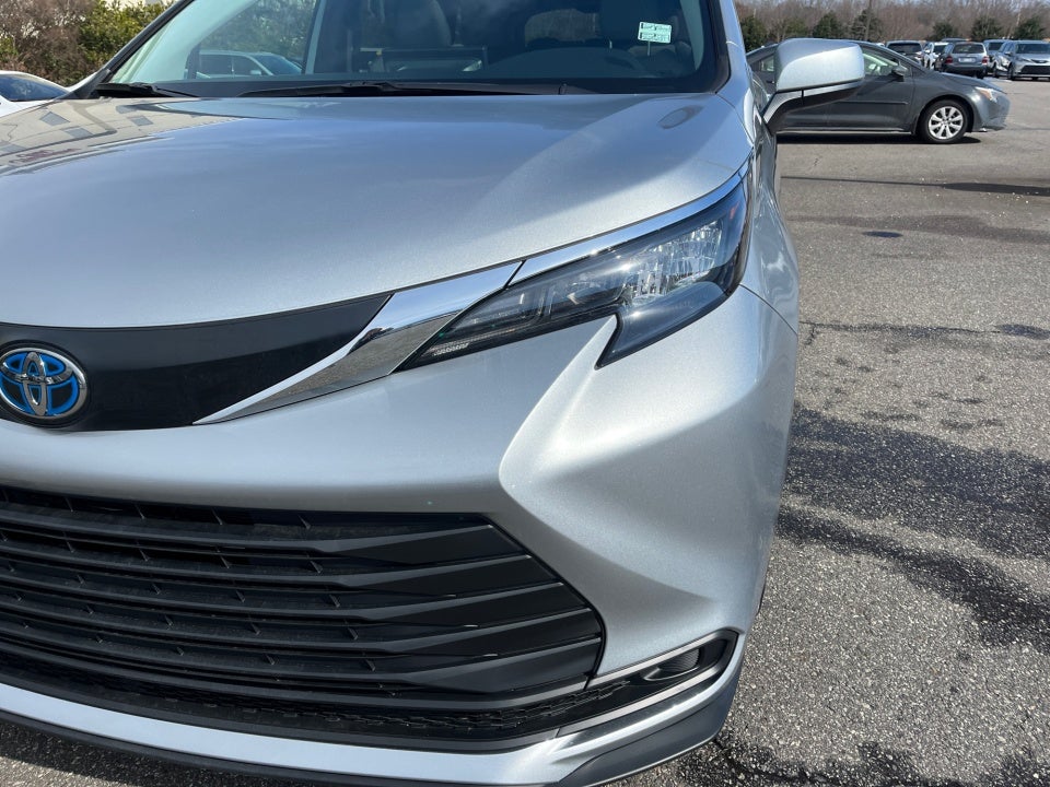 2025 Toyota Sienna LE