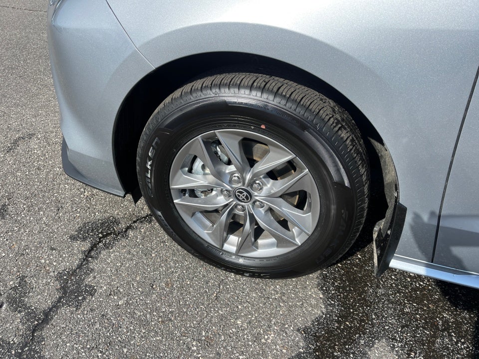 2025 Toyota Sienna LE