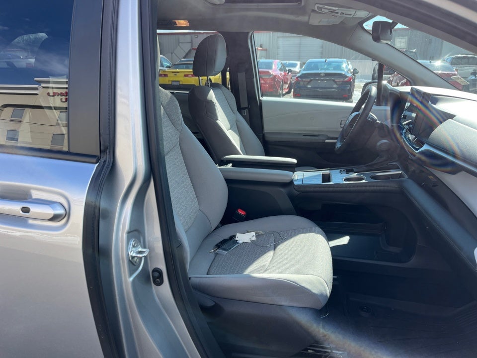 2025 Toyota Sienna LE