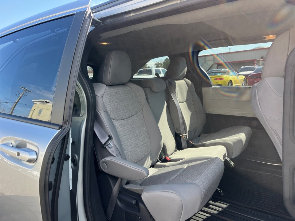 2025 Toyota Sienna LE