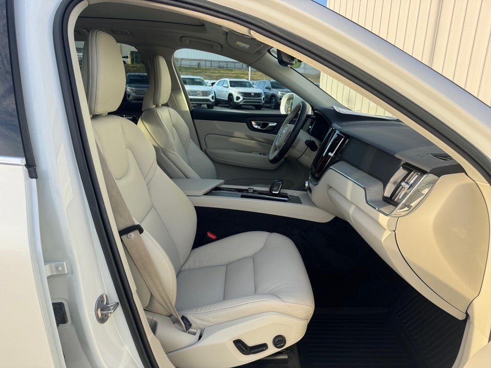 2023 Volvo XC60 Recharge Plug-In Hybrid T8 Plus Bright Theme