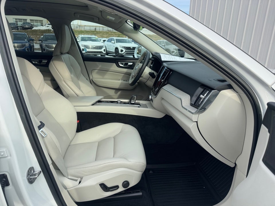 2023 Volvo XC60 B5 Plus Bright Theme