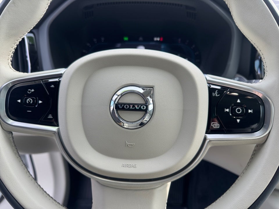2023 Volvo XC60 B5 Plus Bright Theme