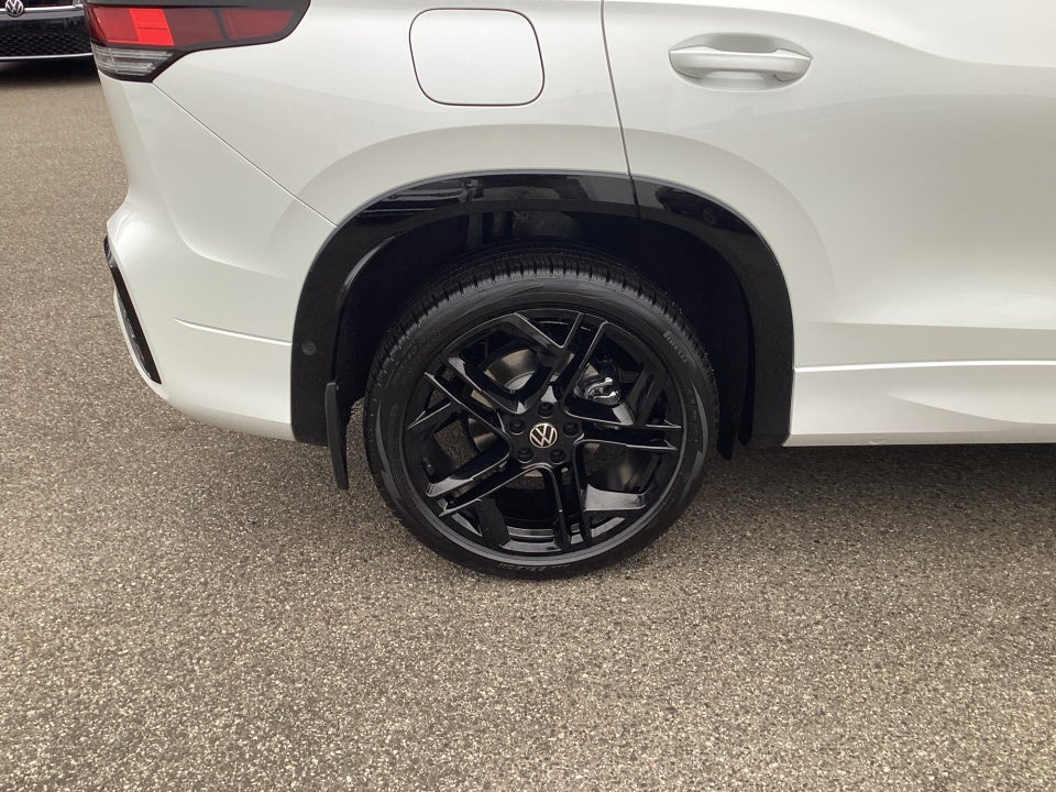 2025 Volkswagen Tiguan 2.0T SE R-Line Black