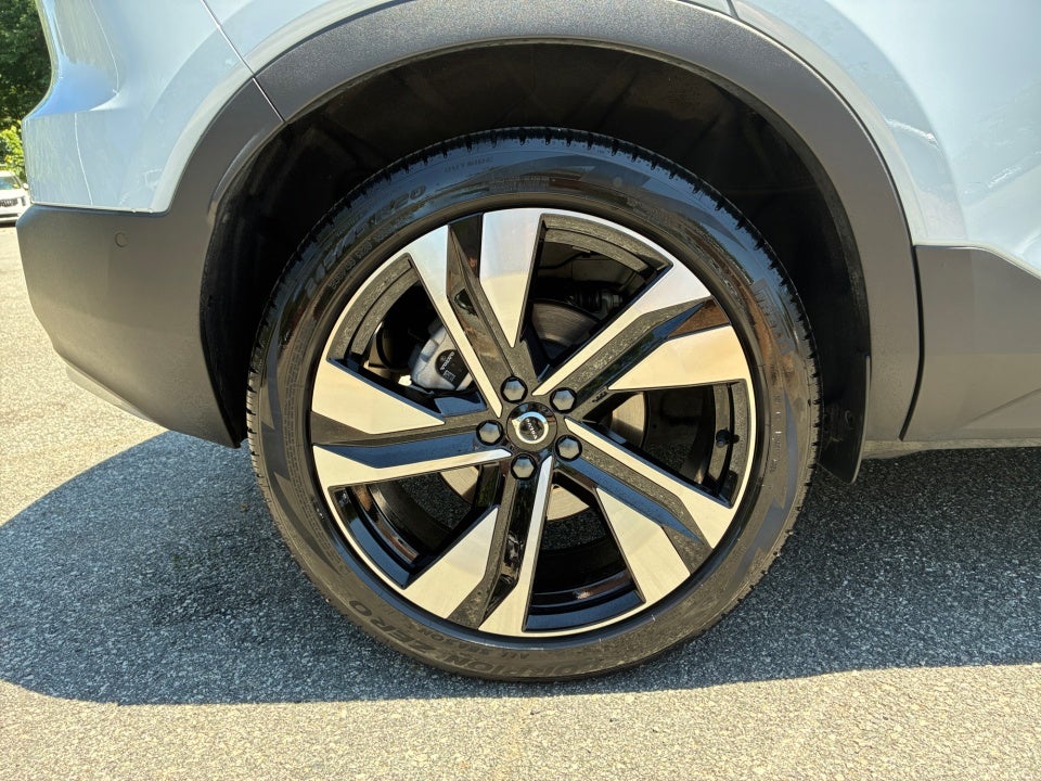 2025 Volvo XC40 B5 Ultra Bright Theme