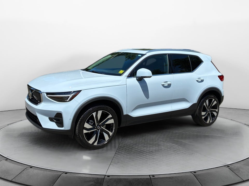2025 Volvo XC40 B5 Ultra Bright Theme
